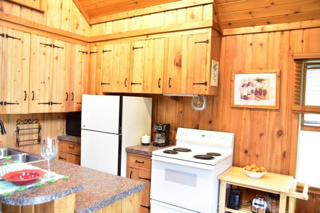 Quiet And Comfy 3Bed/2Bath - Chalet With Hot Tub. Cedar Εξωτερικό φωτογραφία