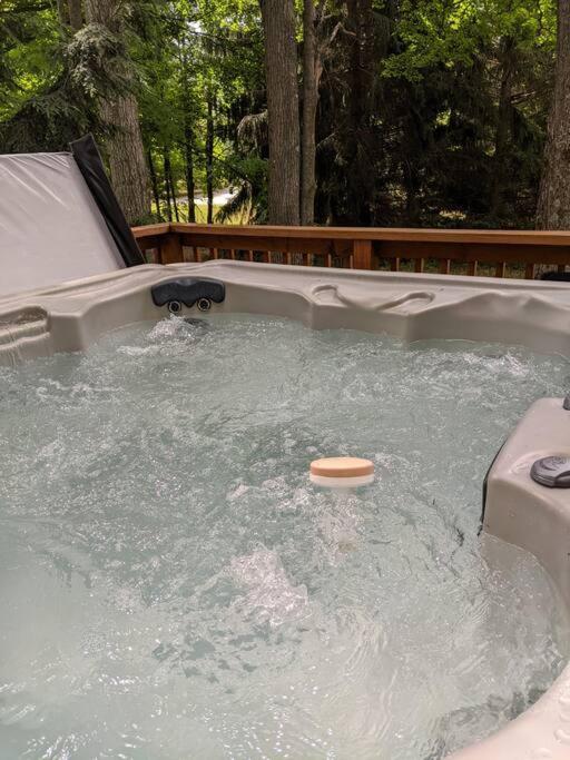 Quiet And Comfy 3Bed/2Bath - Chalet With Hot Tub. Cedar Εξωτερικό φωτογραφία