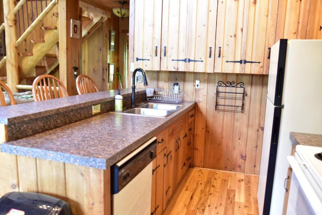 Quiet And Comfy 3Bed/2Bath - Chalet With Hot Tub. Cedar Εξωτερικό φωτογραφία