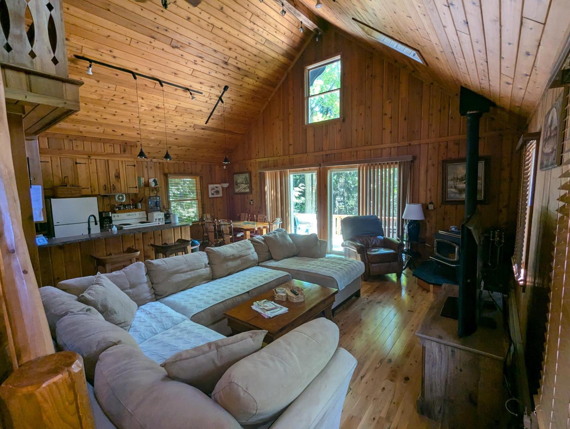 Quiet And Comfy 3Bed/2Bath - Chalet With Hot Tub. Cedar Εξωτερικό φωτογραφία